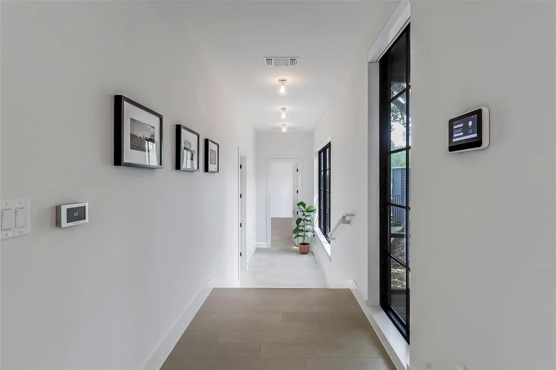 Photo of 1402 Drake Ave