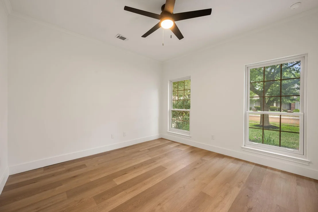Photo of 1102 Twin Creek DR