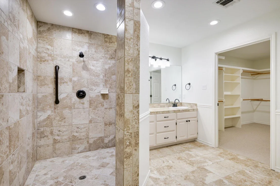 Photo of 700 Beachwood