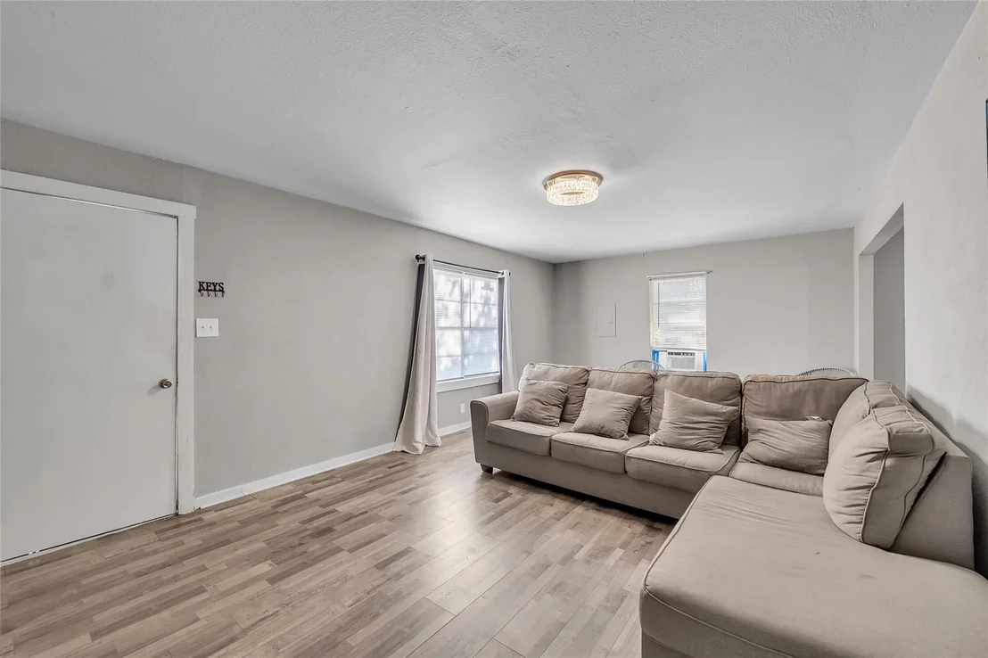 Photo of 1001 W 8th ST
