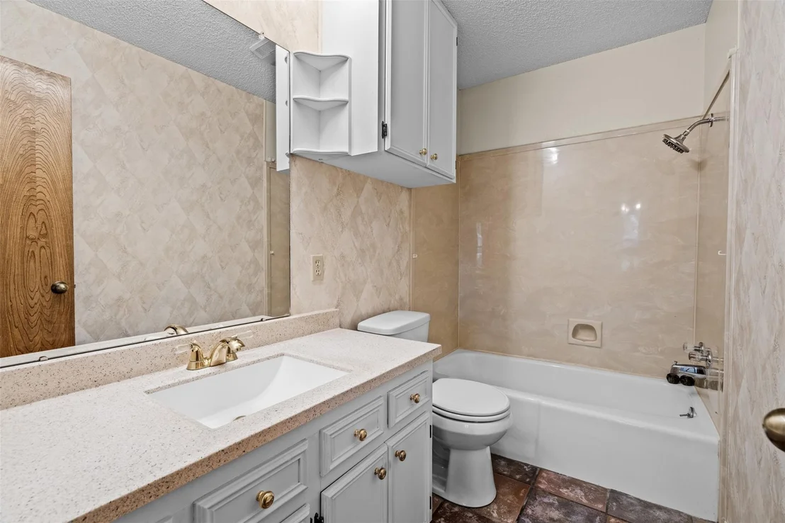 Photo of 204 E Eckhart Ave