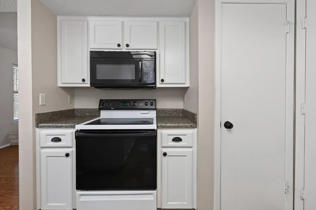 Photo of 600 E Central DR