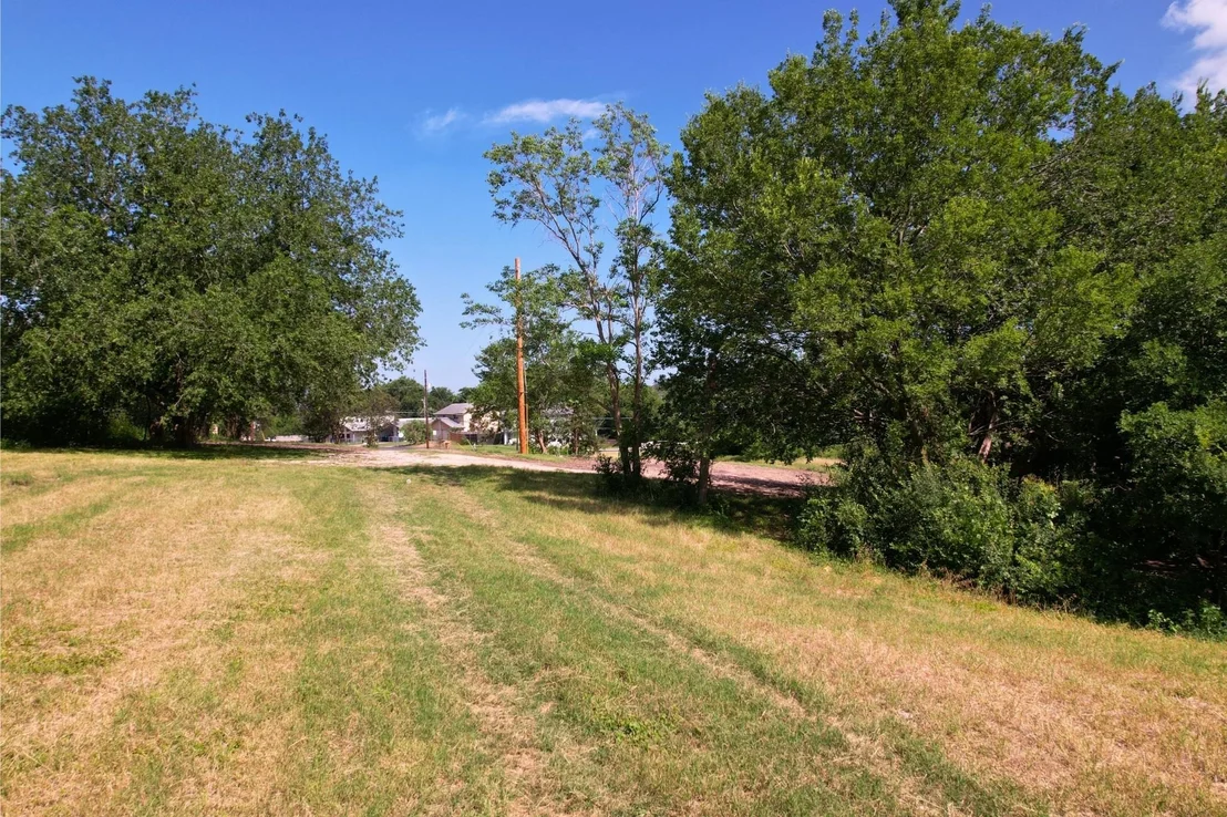 Photo of 2610 & 2606 Metcalfe RD