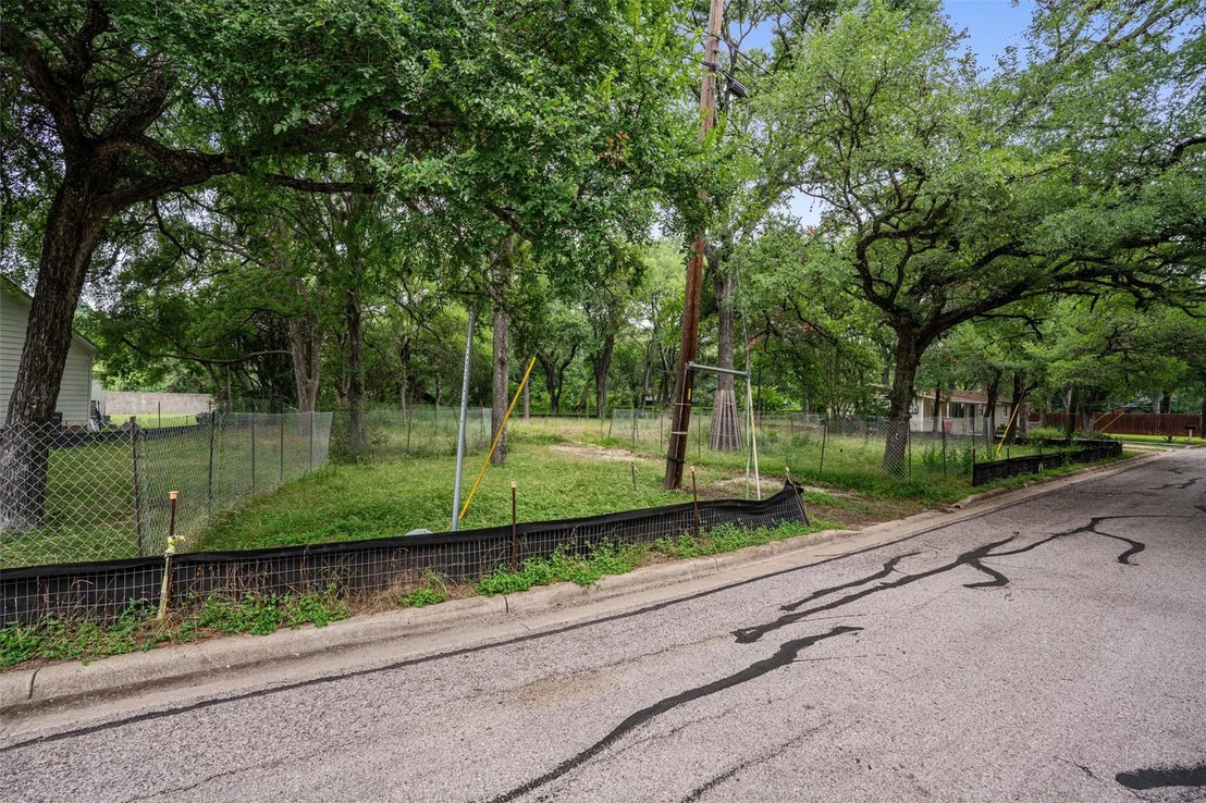 Photo of 3942 Leslie Ave