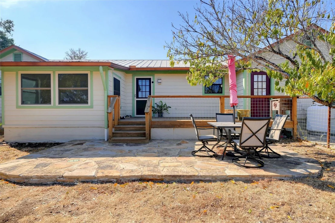 Photo of 525 River Oaks RD