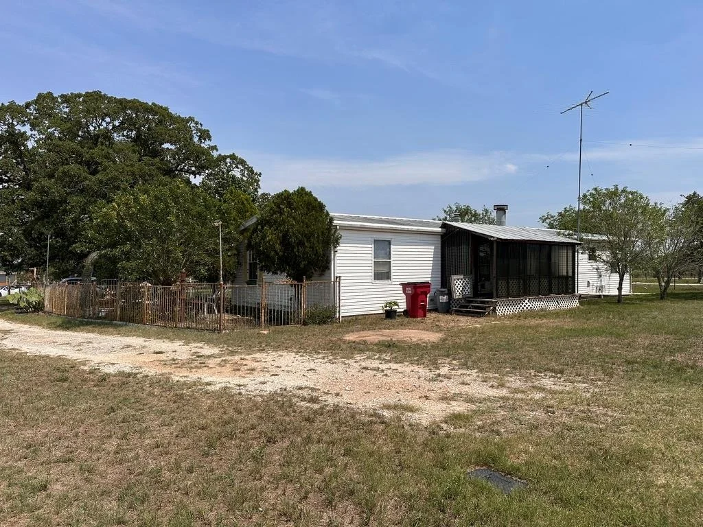 Photo of 124 Three Oaks LN