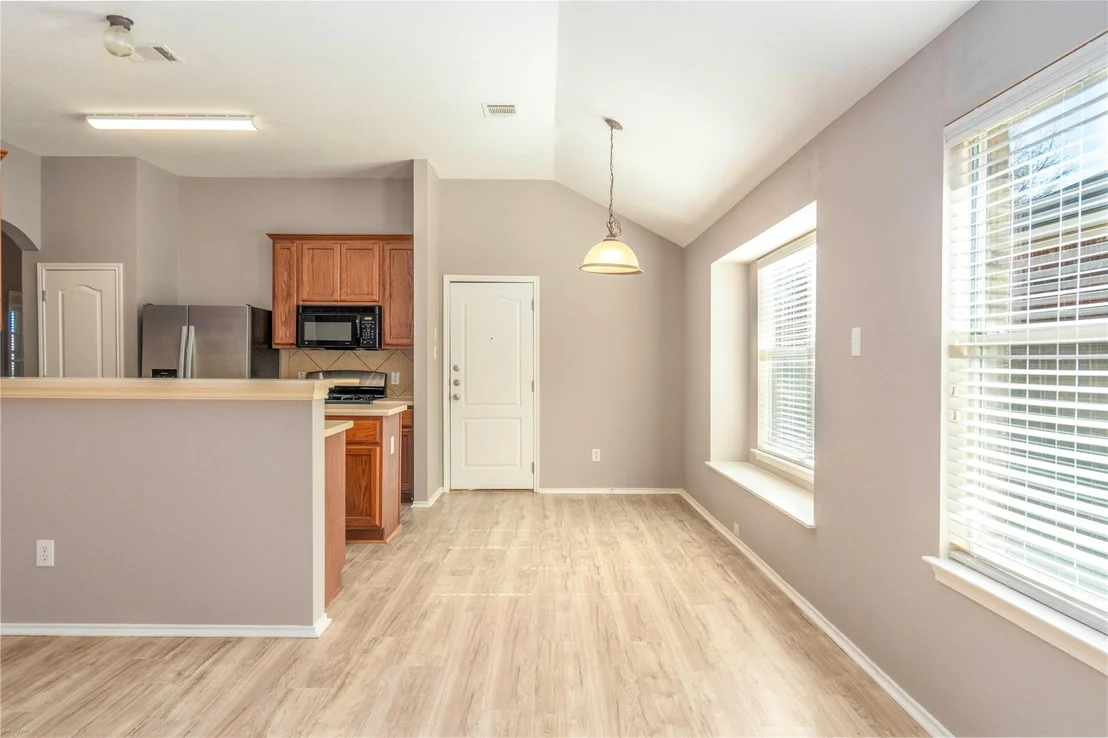 Photo of 249 Ashwood N
