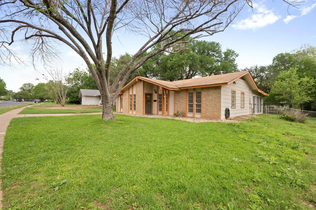 Photo of 902 Emerald Wood DR