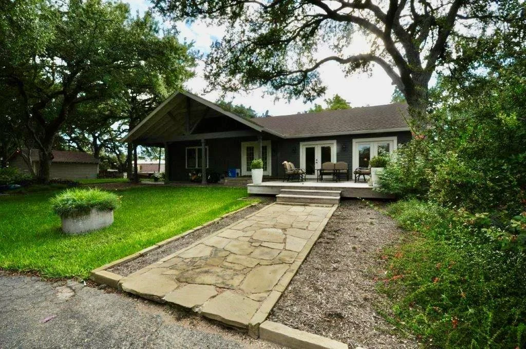 Photo of 3003 Burleson RD