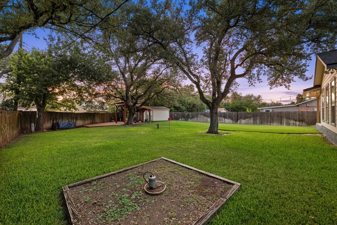 Photo of 1904 Oakridge DR