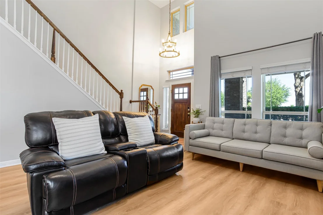 Photo of 1233 Peregrine WAY
