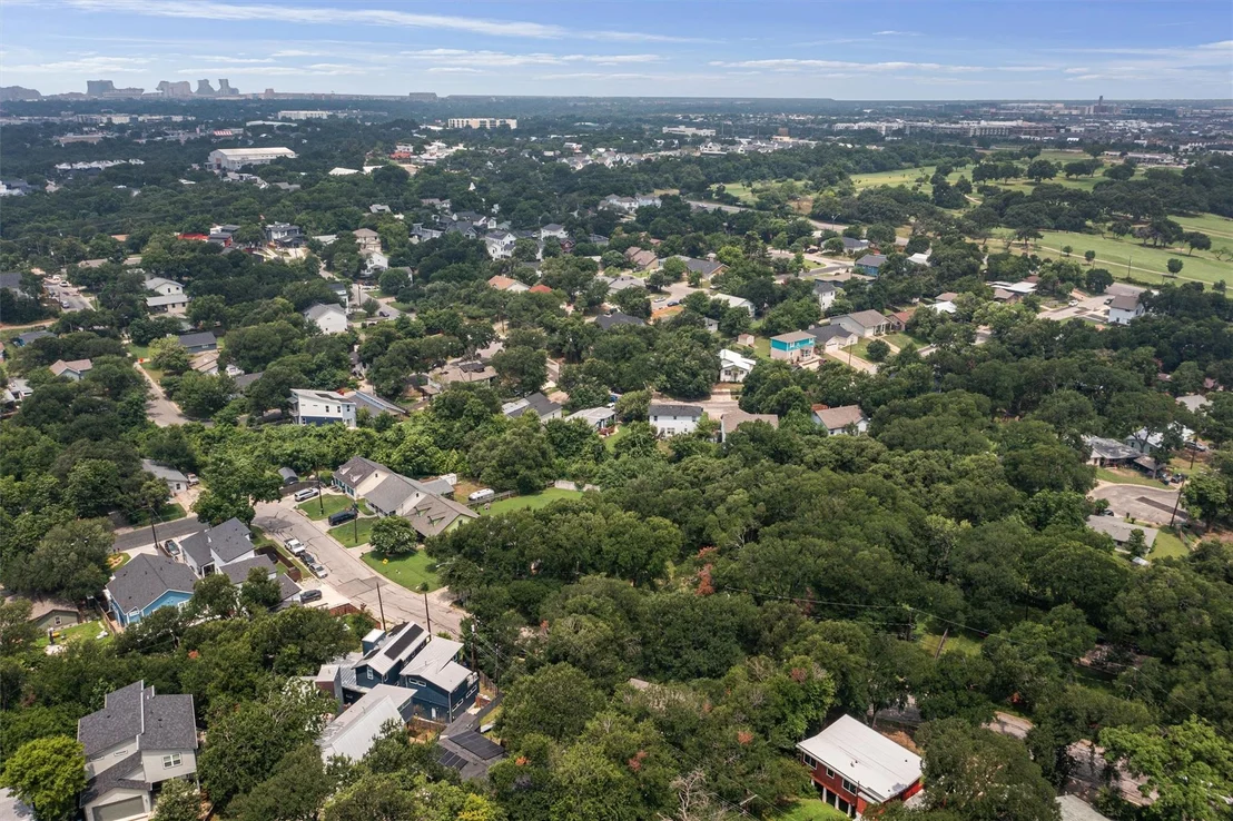 Photo of 3942 Leslie Ave