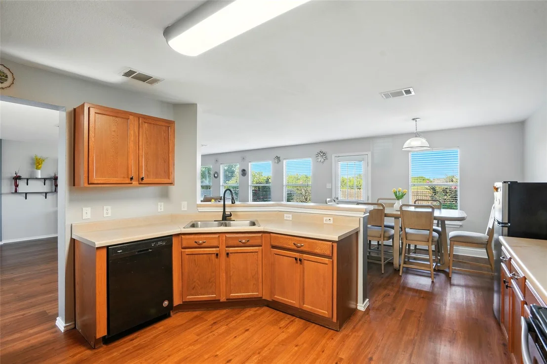 Photo of 221 Herrera TRL