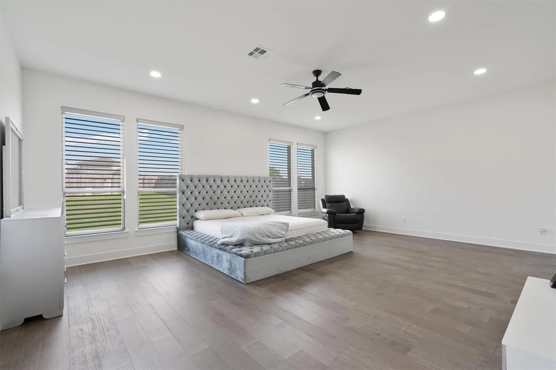 Photo of 4916 Risana BND