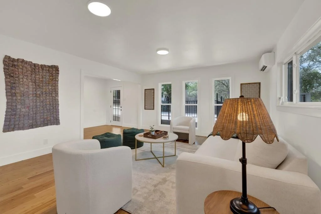 Photo of 810 N Loop ST