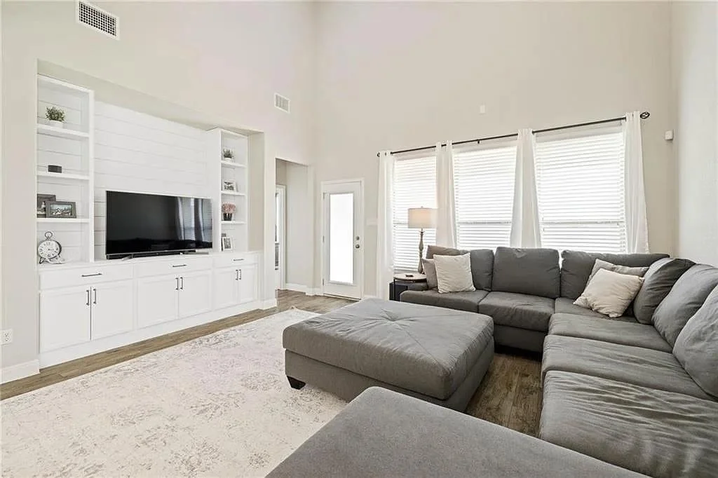 Photo of 165 Carlina LOOP
