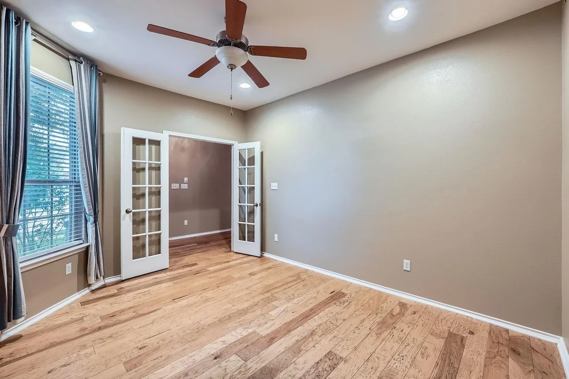 Photo of 318 Leather Oak LOOP