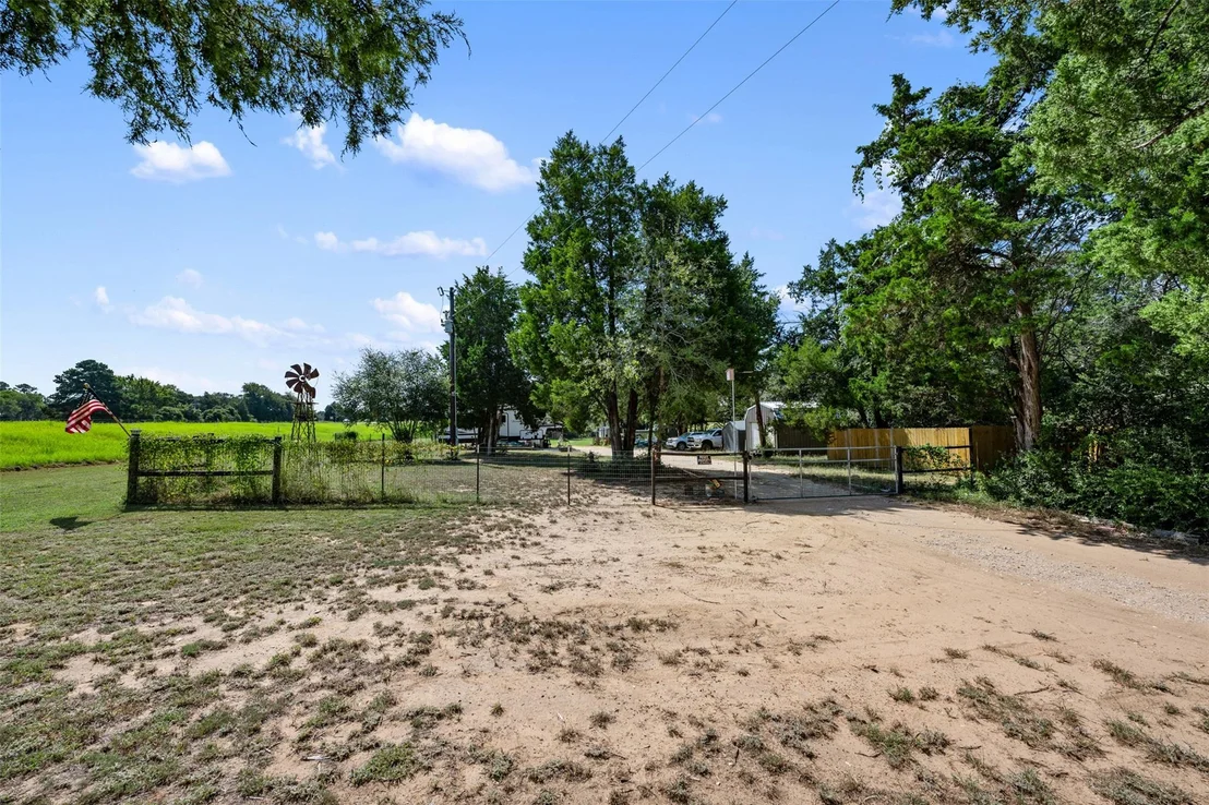 Photo of Unit 1 at 2057 US-290 Highway E