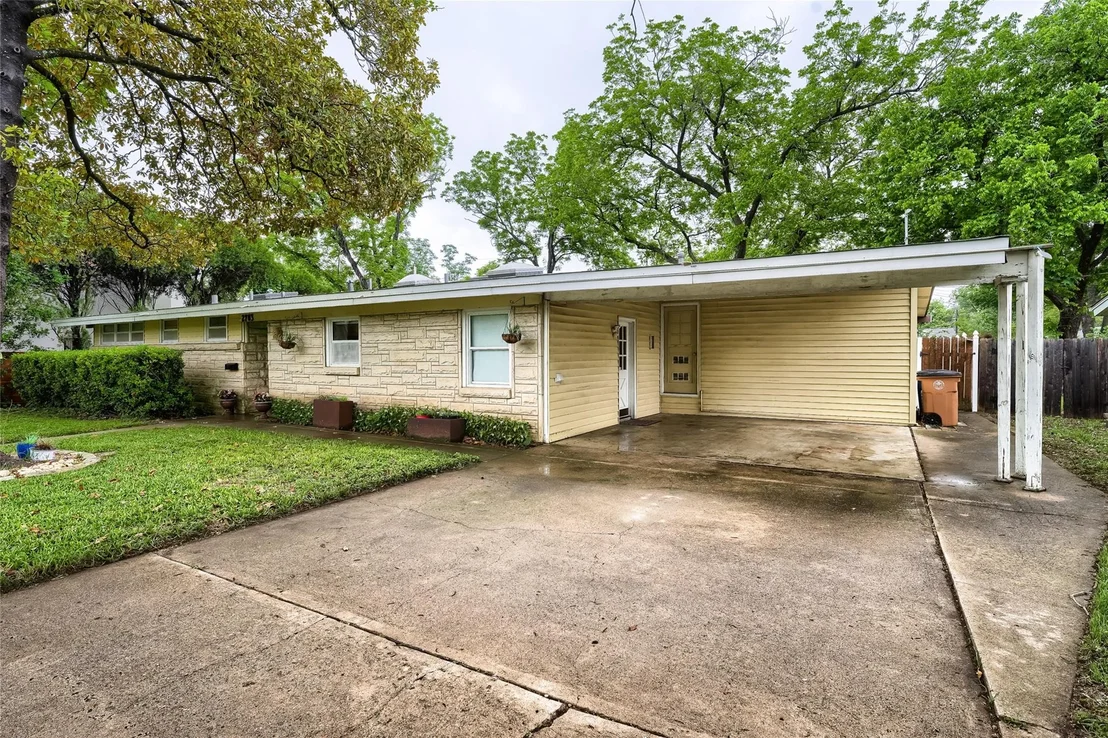 Photo of 2703 Addison Ave