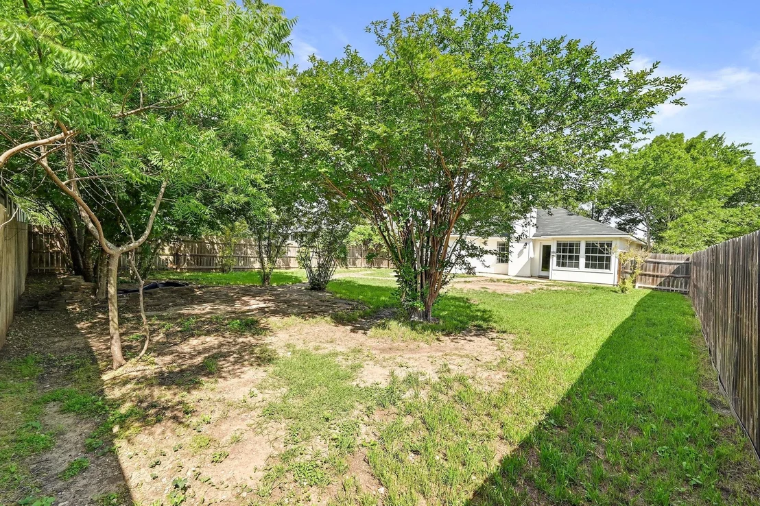 Photo of 902 Honeysuckle DR