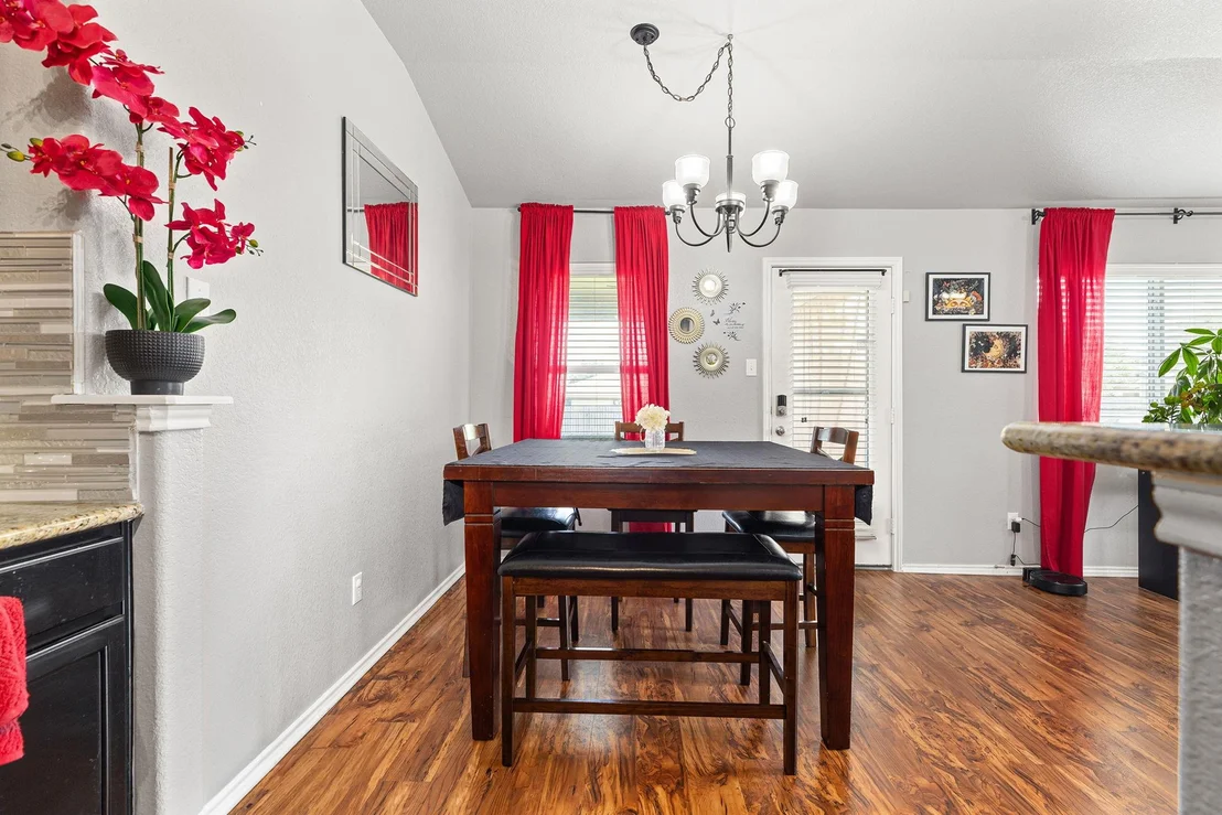 Photo of 327 Comal RUN