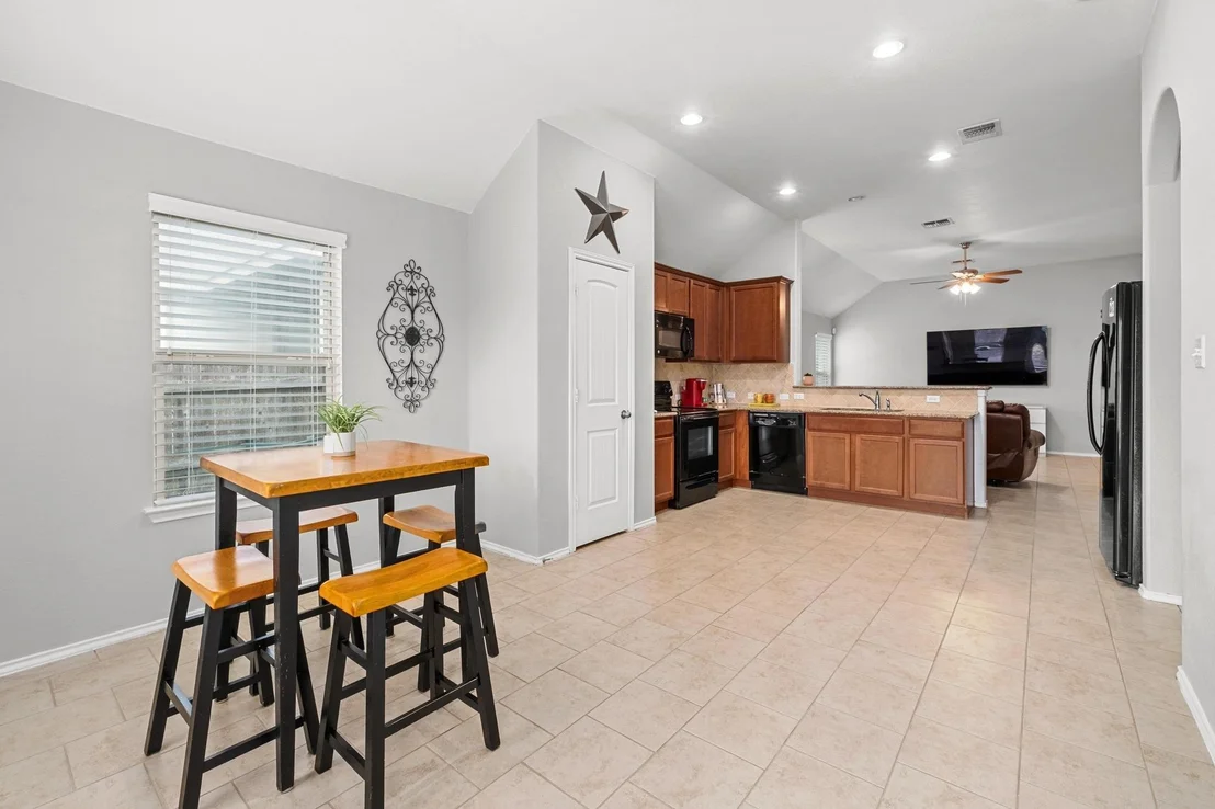 Photo of 160 Vermilion Marble TRL