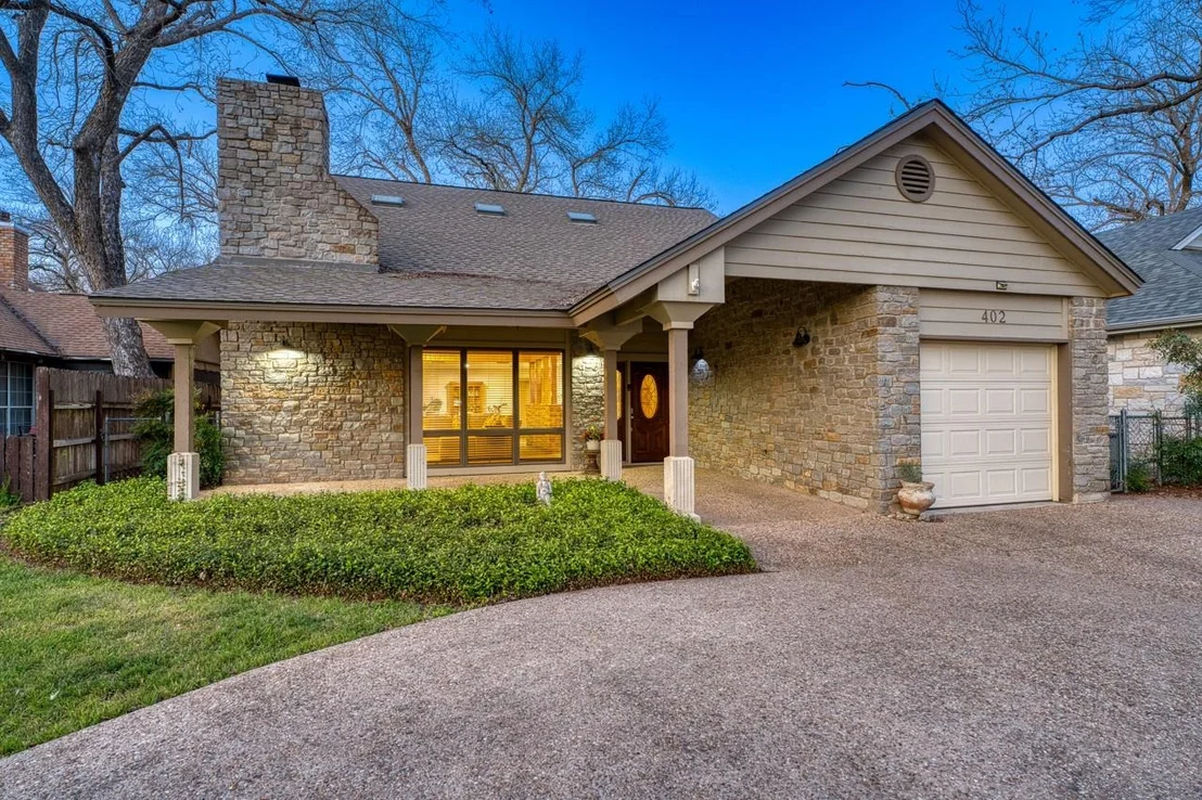 Photo of 402 Meadowlakes DR