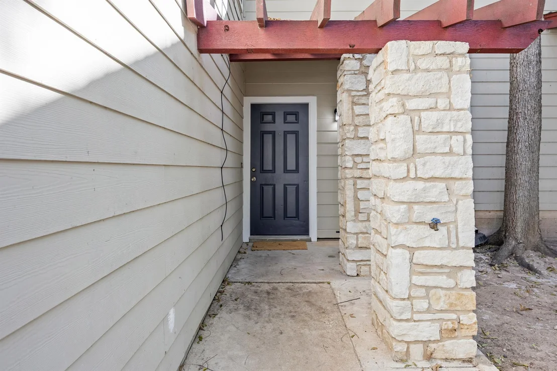 Photo of Unit 1402 at 512 Eberhart LN
