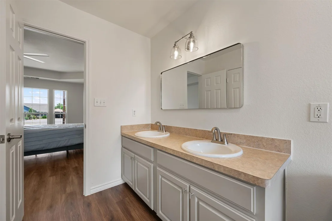 Photo of 104 Live Oak CIR