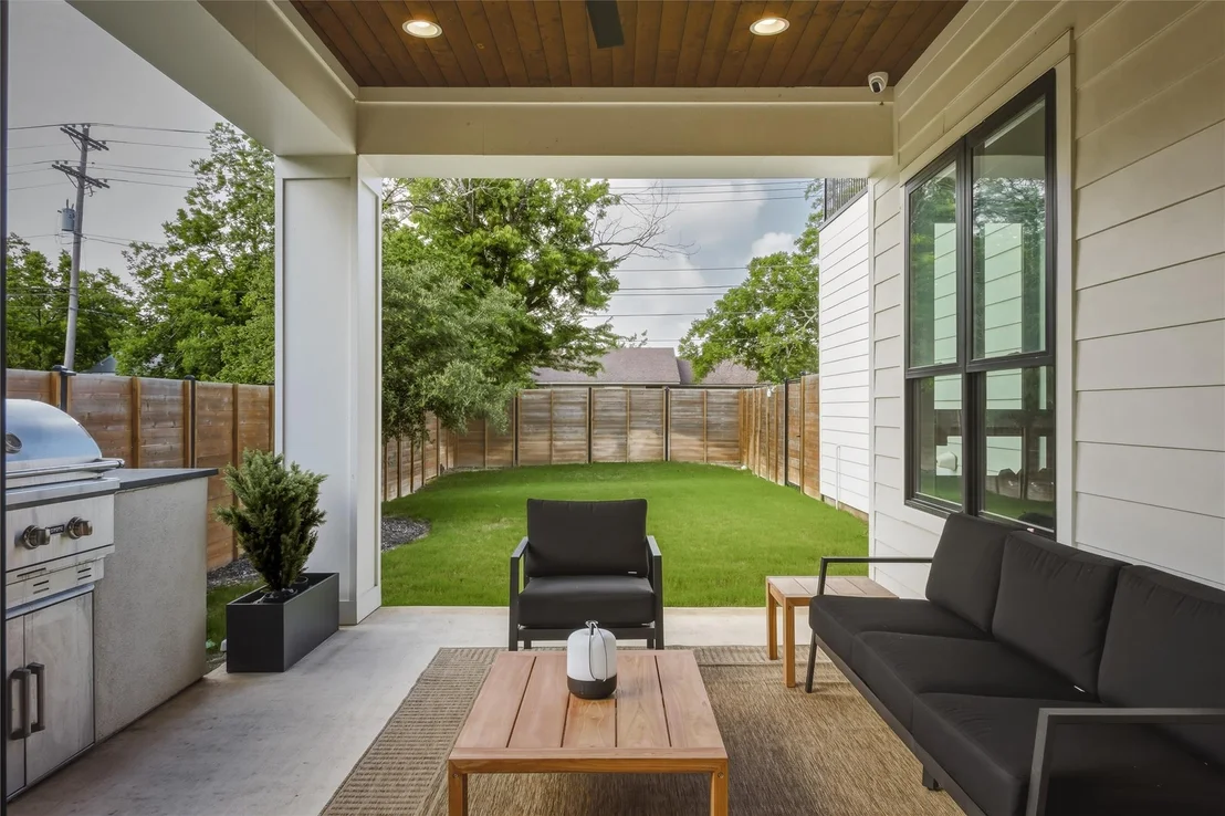 Photo of 705 W 10th ST