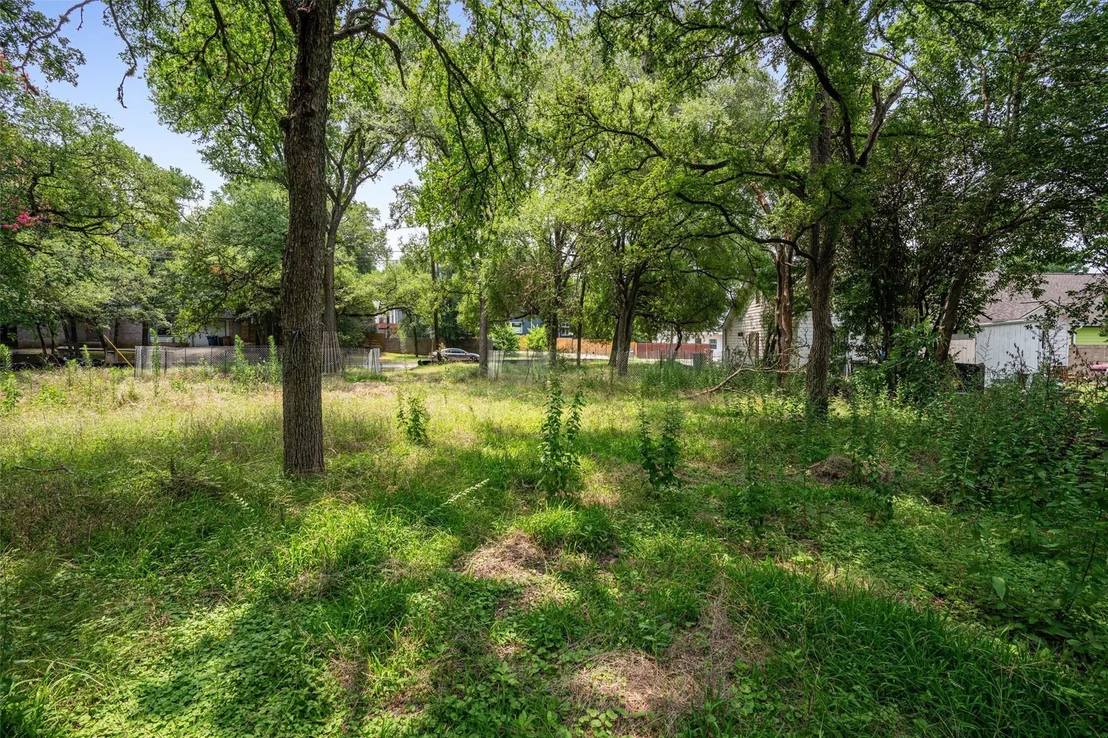 Photo of 3942 Leslie Ave