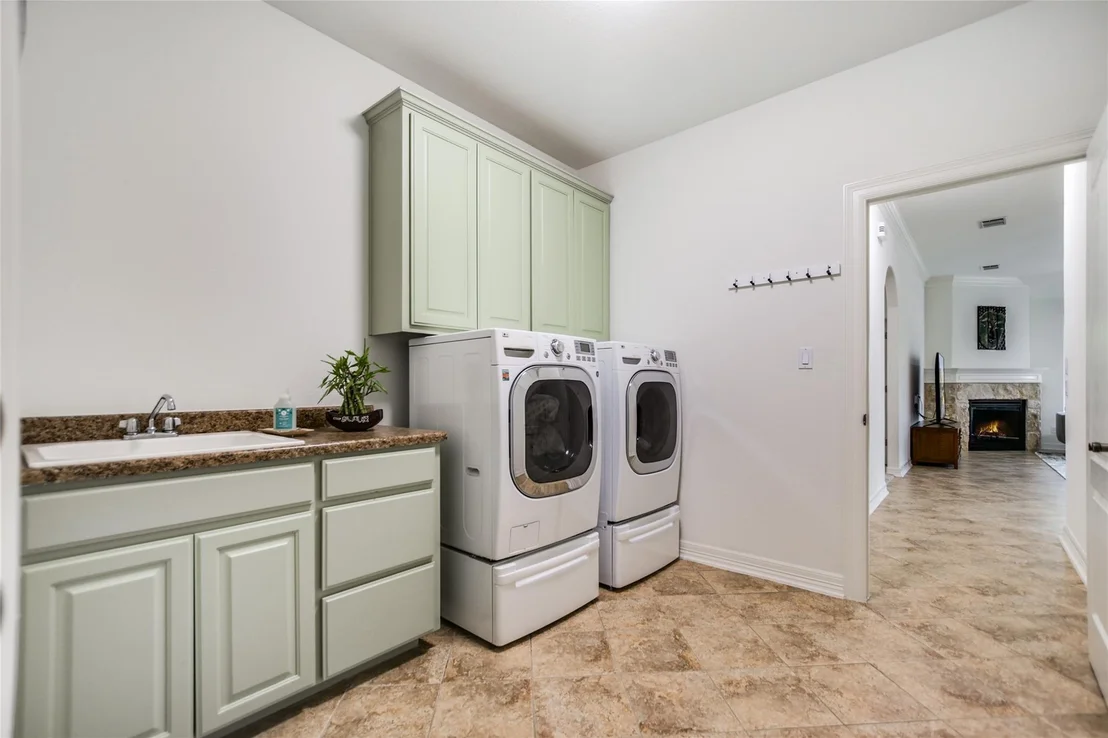 Photo of 112 Oak Plaza DR