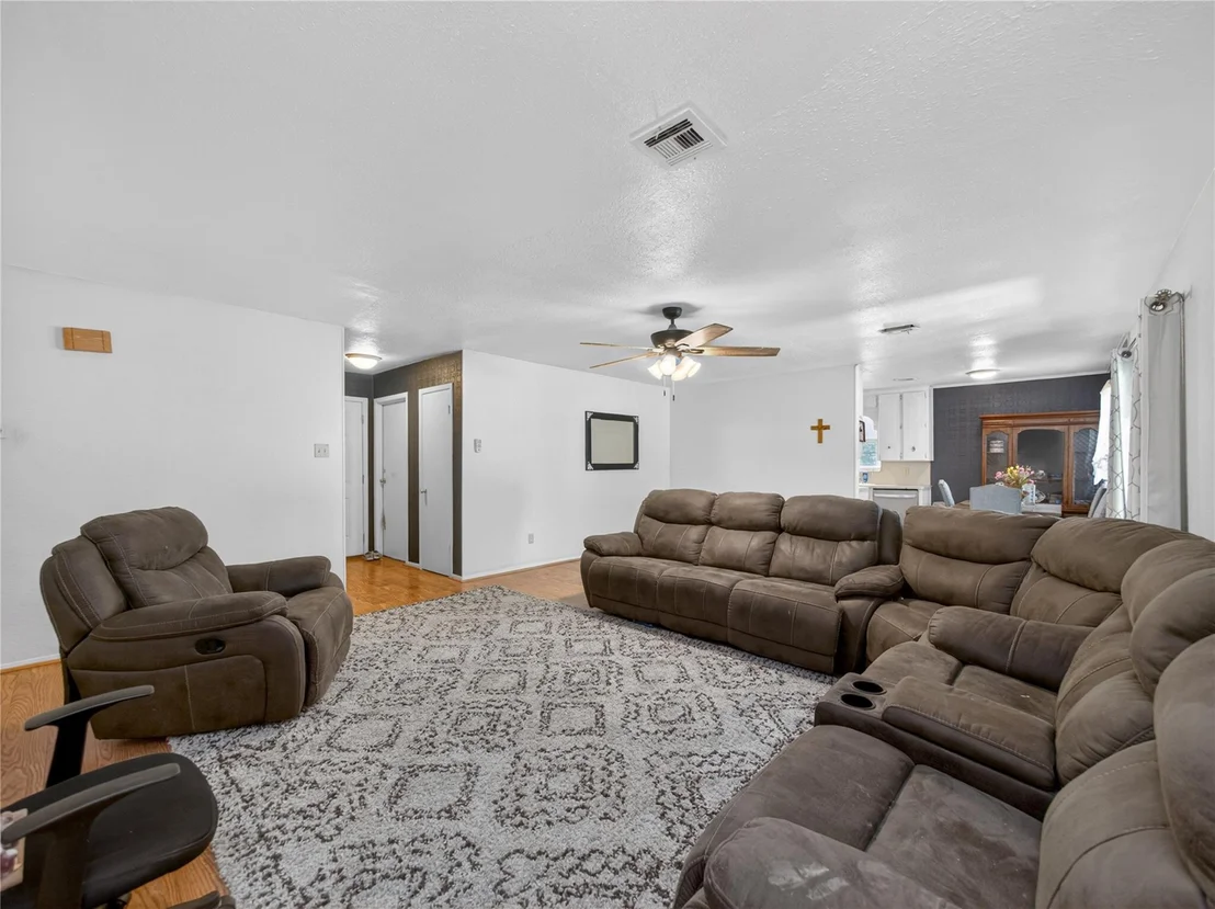 Photo of 719 W Karnes DR