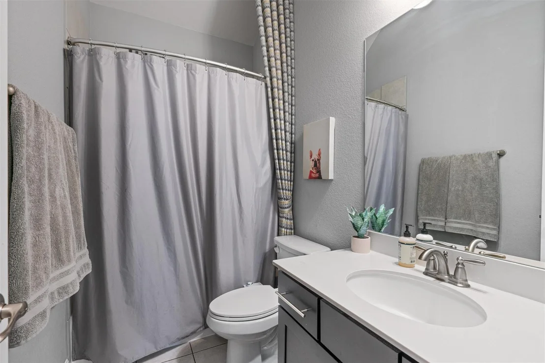 Photo of 3704 Gildas PATH