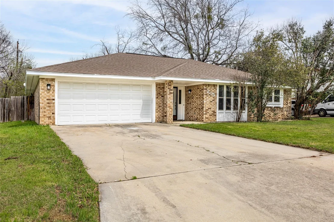 Photo of 205 Redwood Dr CIR