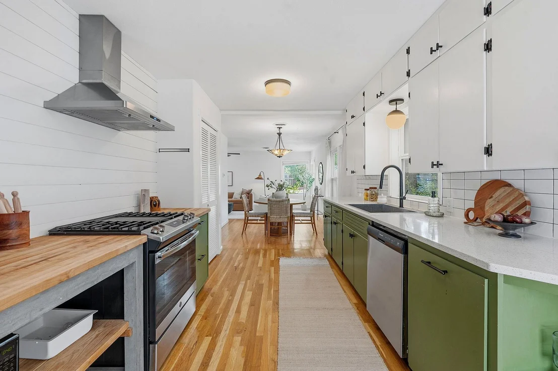 Photo of 900 Stark ST