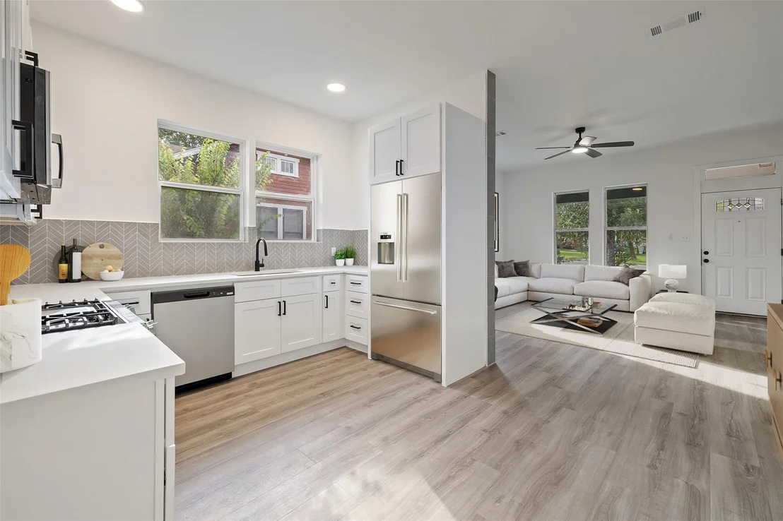 Photo of 707 W 7th ST