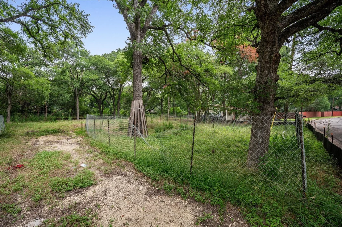 Photo of 3942 Leslie Ave