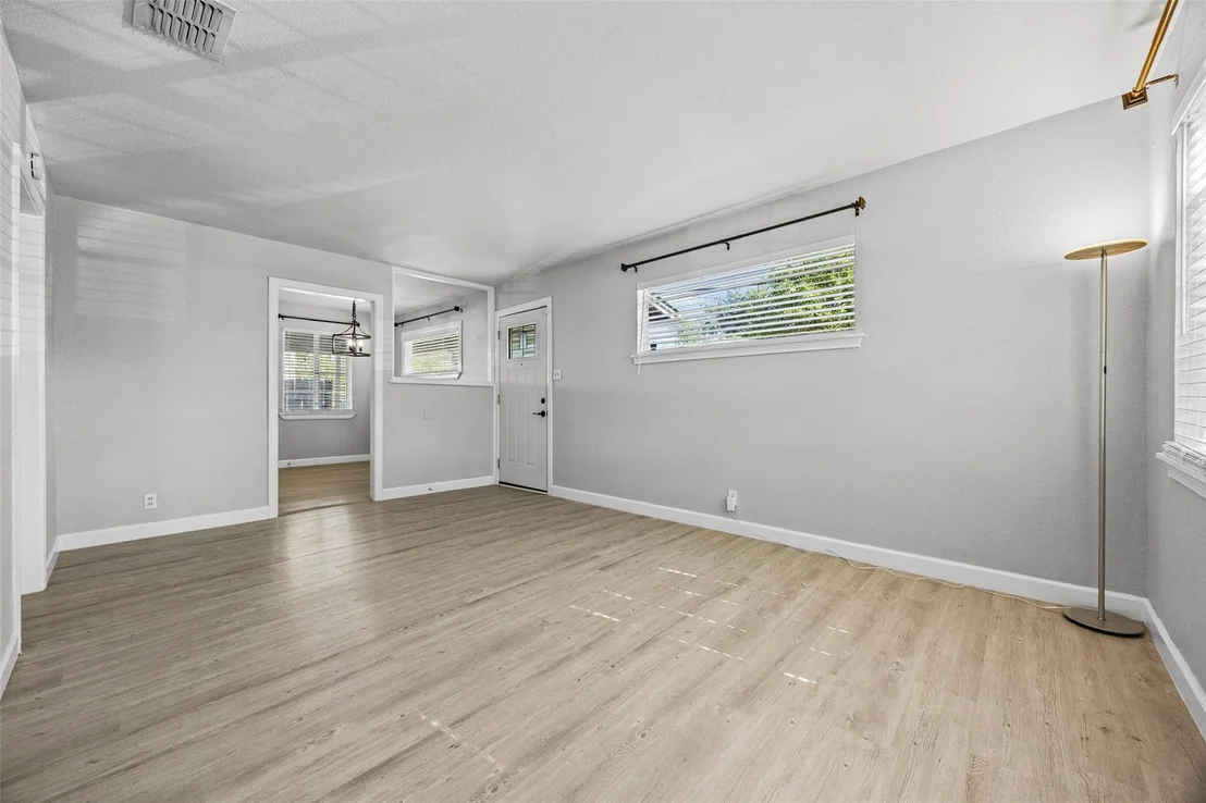 Photo of 4709 Leslie Ave