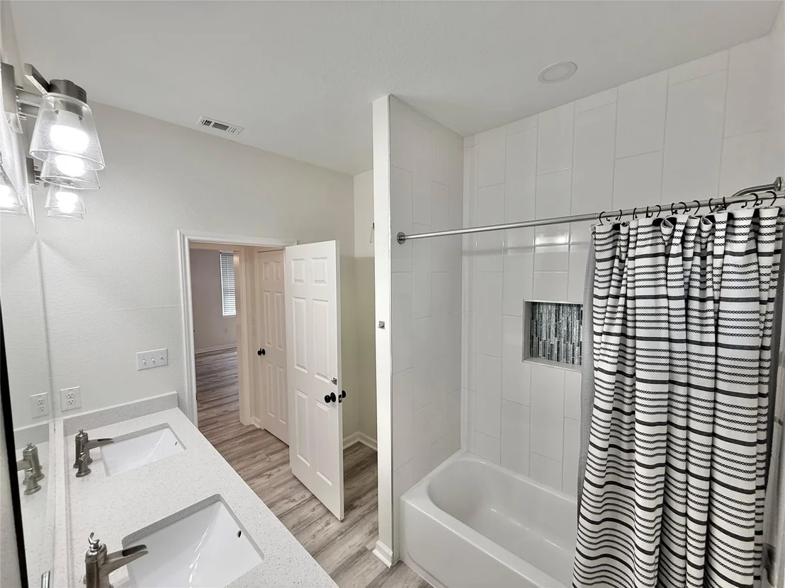Photo of 1401 W 7th ST