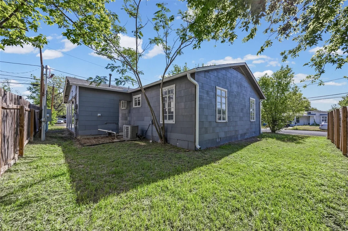 Photo of 4709 Leslie Ave