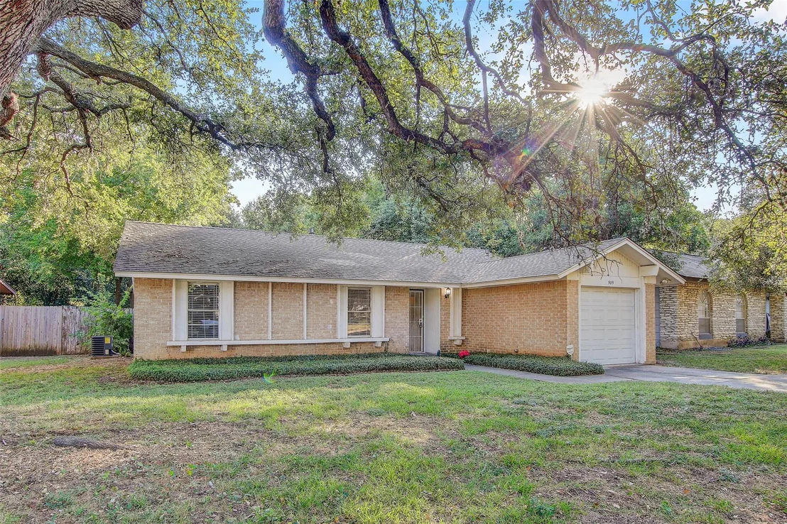 Photo of 909 Glen Oak DR