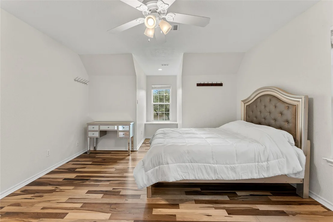 Photo of 1060 Great Oaks DR