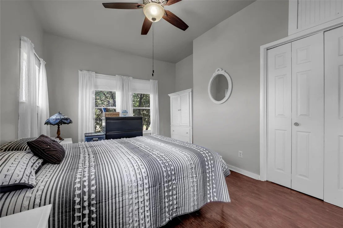Photo of 909 Flag ST