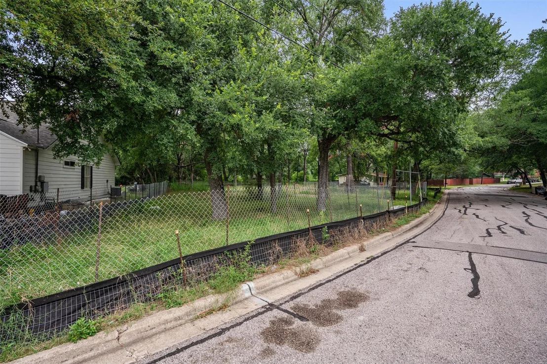 Photo of 3942 Leslie Ave