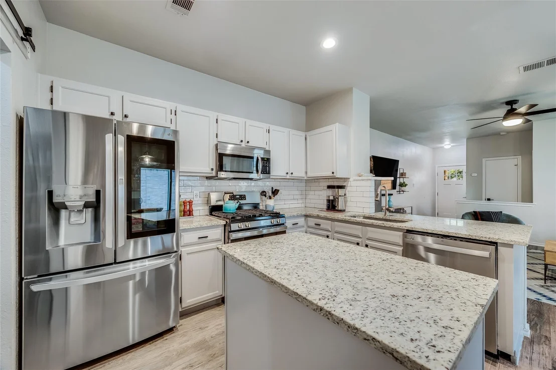 Photo of 922 Thackeray LN