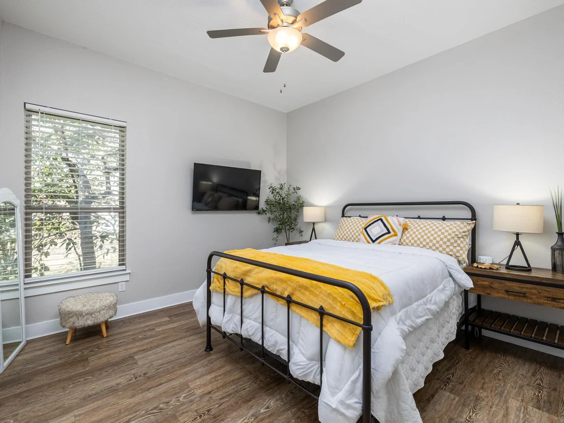 Photo of 901 Clark CV