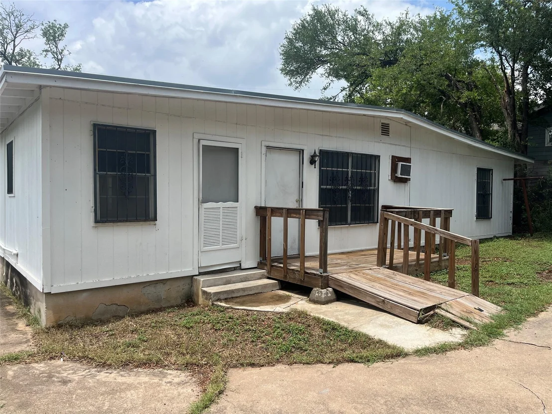 Photo of 4307 Leslie Ave