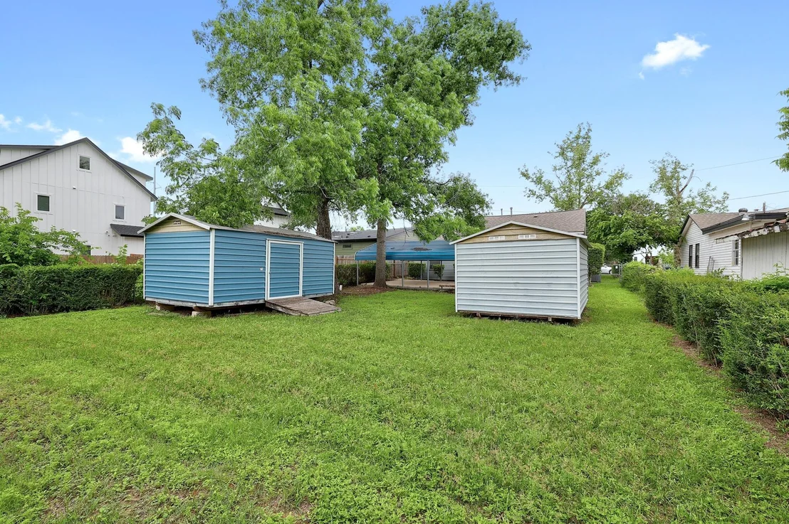 Photo of 4701 Leslie Ave
