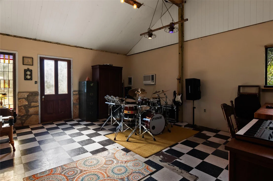 Photo of 435 Spangenberg RD